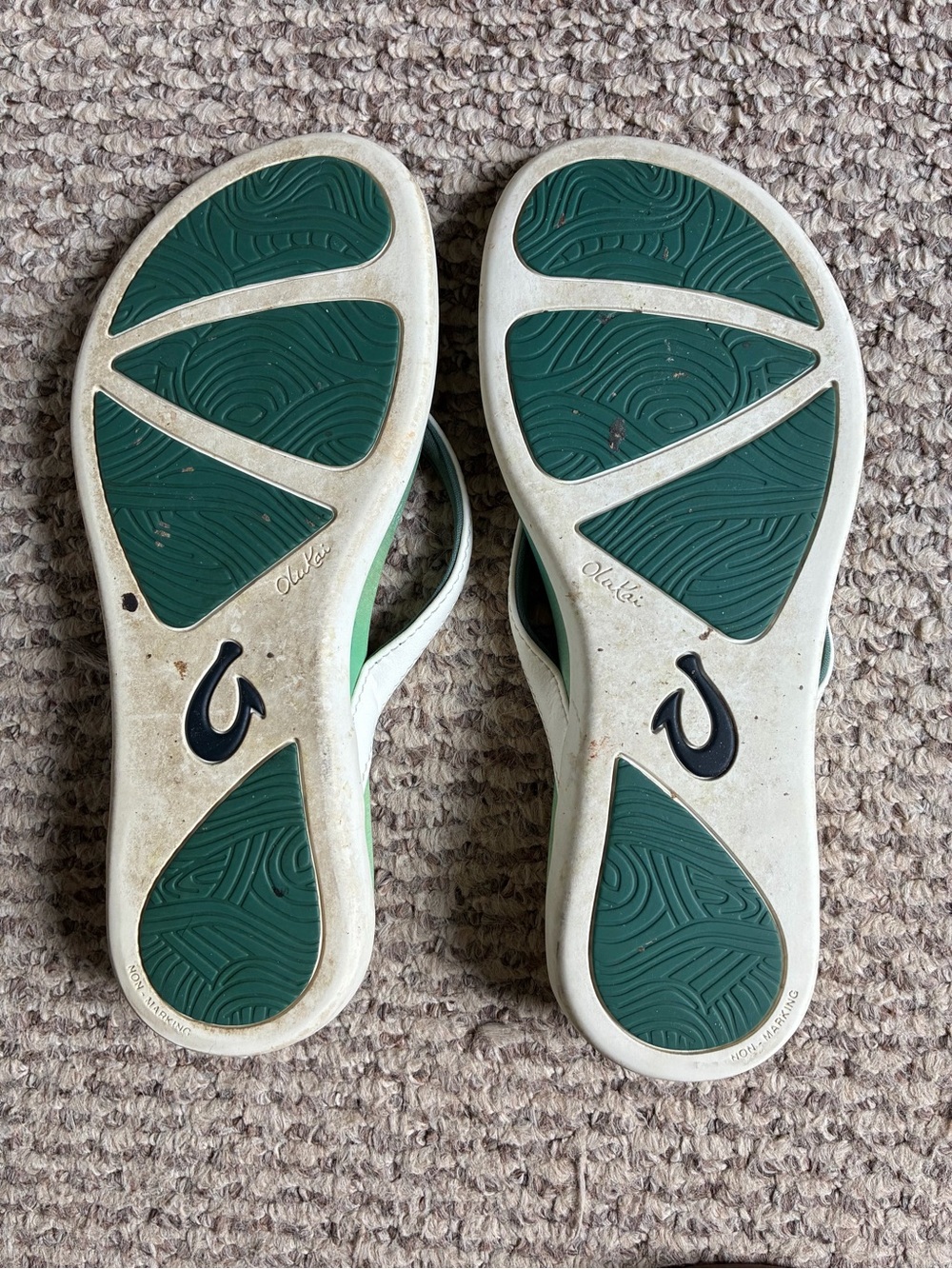 OluKai Ho'opio Pae White Leather Thin Straps Flip Flop Sandals Size 8 - Picture 3 of 4